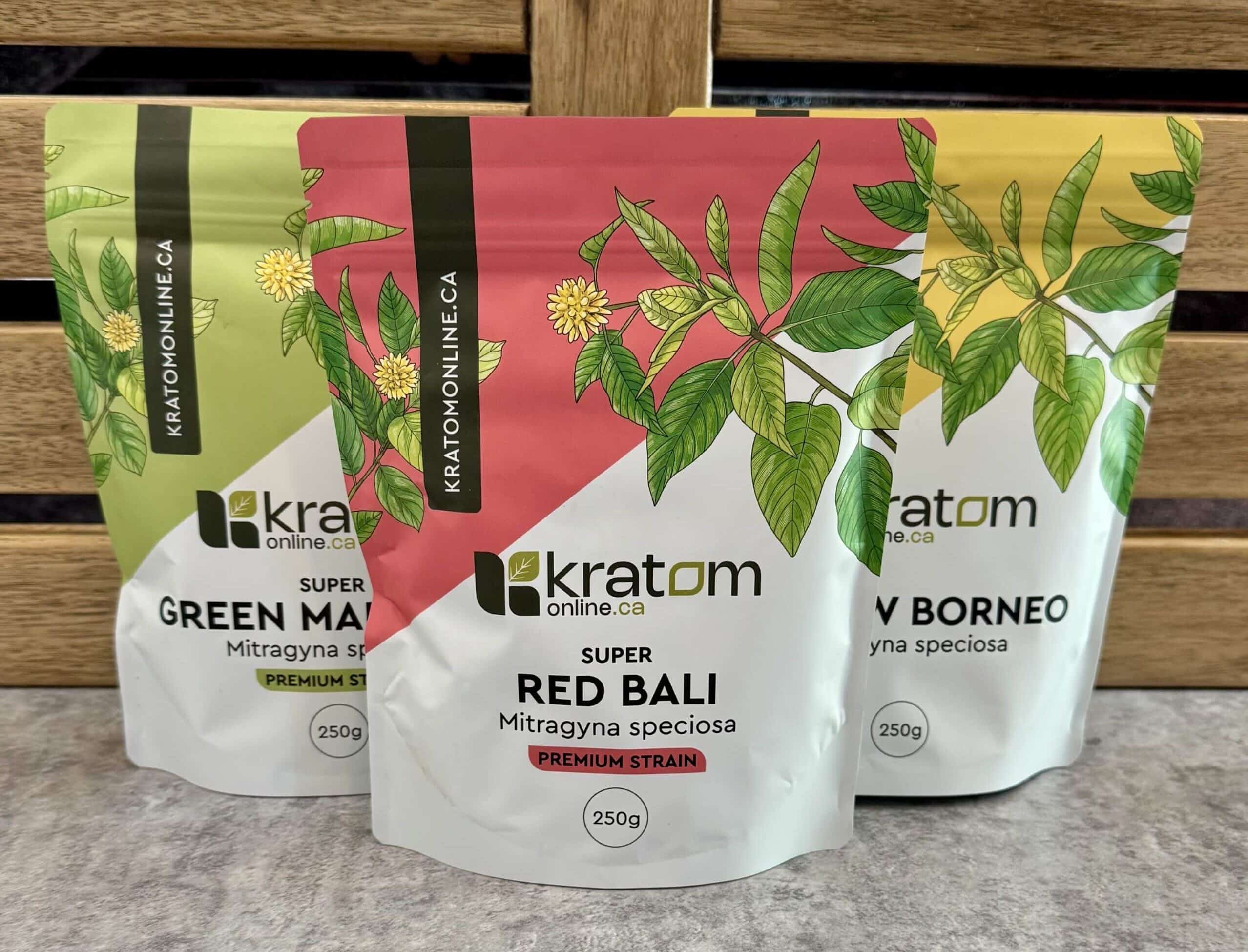 Trois paquets de 250 g de kratom : Red Bali, Green Maeng Da et Yellow Borneo, vue de face