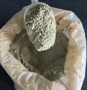 Poudre de kratom blanche dans un sachet avec une cuillère