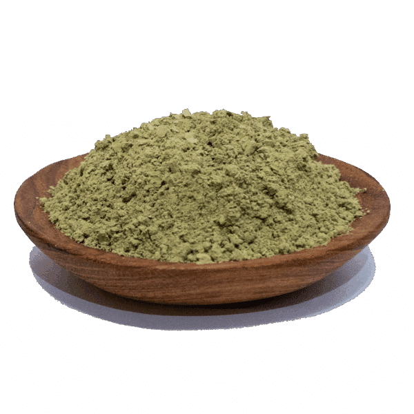 Poudre verte dans un bol en bois, couramment utilisée comme complément naturel pour ses bienfaits sur la santé, mettant en valeur sa texture fine et sa couleur éclatante.