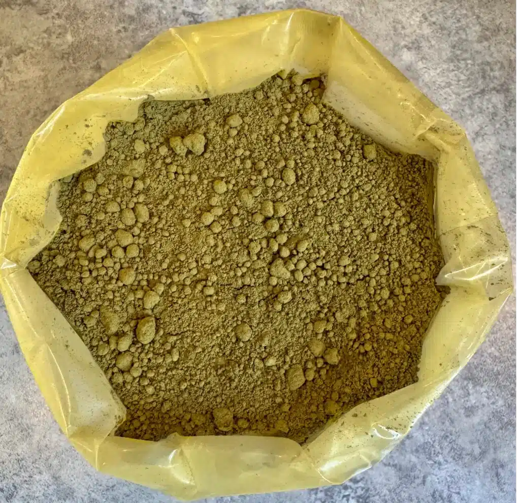 Poudre de kratom jaune dans un sachet en plastique, vue du dessus